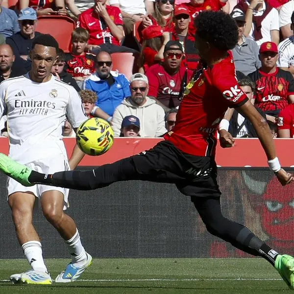 Johan Mojica y Trent Alexander-Arnold
