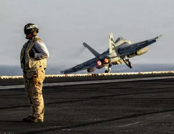 EE. UU. e Irán compiten por encontrar al piloto de un caza estadounidense derribado