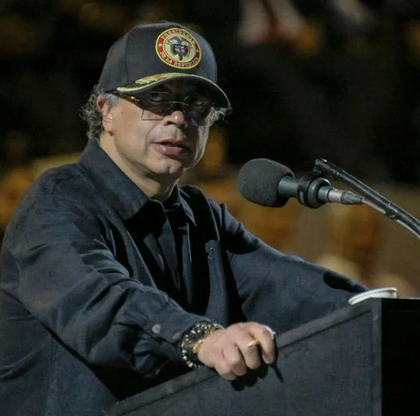 Escándalo: Gustavo Petro afirma que 'Iván Mordisco' compra comandantes para evitar capturas. Críticas a la extradición y a la lista Clinton.