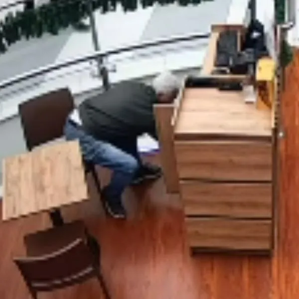 Video de otro robo de señor de pelo blanco en Aeropuerto El Dorado: es costumbre