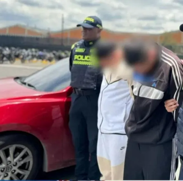 utoridades capturaron a dos hombres con el carro rojo del atraco en la 127. El dueño del vehículo relató cómo se lo quitaron junto a su hija.