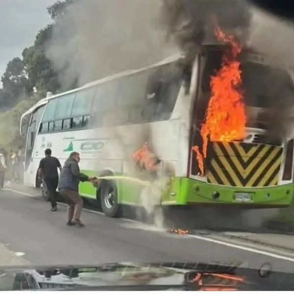 Accidente Alto del Vino hoy bus se incendió vía La Vega-Bogotá en plan retorno