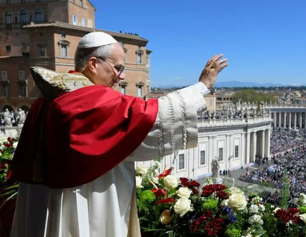 "Que quienes pueden librar guerras, elijan la paz": el llamado de León XIV en su primera Pascua como papa