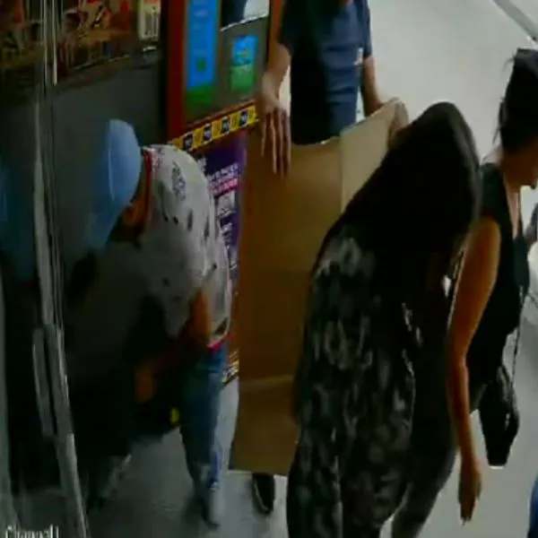 Nueva modalidad de robo en Bogotá: mujeres engañan con excremento de perro 