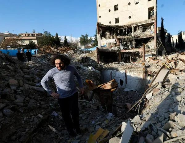 Irán y EE. UU. evalúan plan de alto el fuego tras ultimátum de Trump; Teherán confirma asesinato de su jefe de inteligencia