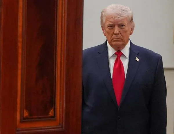 Expertos alertan: la amenaza de Trump contra infraestructuras en Irán podría ser un crimen de guerra