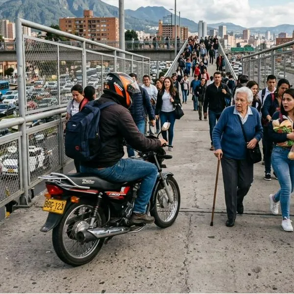 Motociclista se cruzó por puente peatonal en Kennedy Bogotá sin ningún respeto