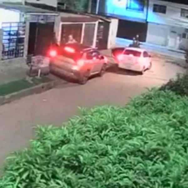 Vea el video del robo de una camioneta en Suba donde se llevaron a niña de 7 años. Detalles del operativo de la Policía y el Gaula que permitió rescatarla.