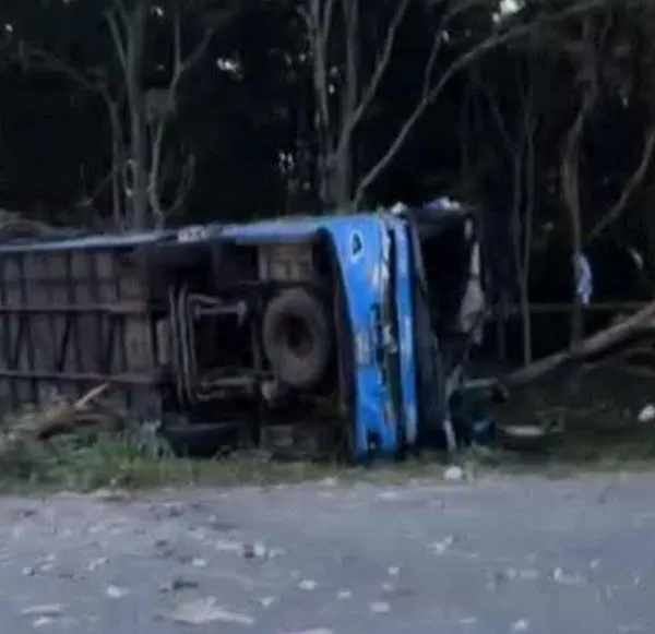 Videos de bus con 27 pasajeros que se volcó en la vía Ibagué-Bogotá