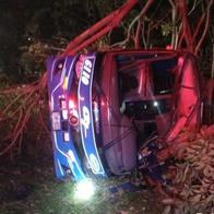 Grave accidente de bus de la empresa Coomotor en la vía Ibagué-Bogotá deja al menos tres personas muertas. Conozca los detalles del siniestro. 