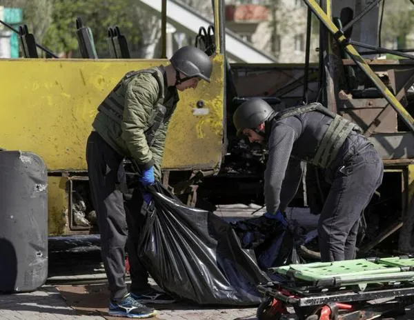 Ataques rusos matan al menos ocho personas en Ucrania; Moscú confirma muerte de cameruneses en el frente