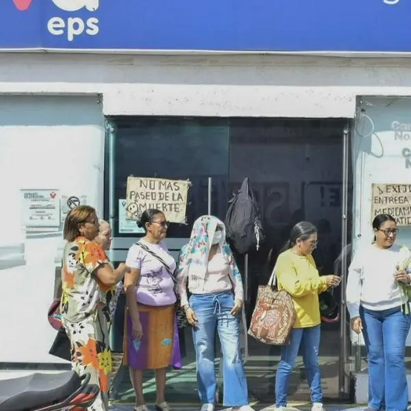 Usuarios de Nueva EPS protestan y bloquean sede en Valledupar por crisis en el servicio