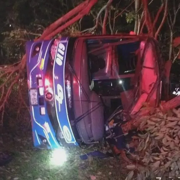El bus intermunicipal se volcó en zona boscosa, a la altura de la glorieta de Payandé. Transportaba alrededor de 27 pasajeros, trasladados a centros médicos. 