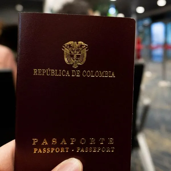 Caos en sedes de Cancillería: suspenden expedición de pasaportes por fallos en el sistema. Muchos llevan horas de fila. 