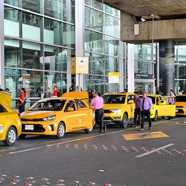 Conozca los puntos de concentración y vías que presentan cierres hoy 9 de abril por el paro nacional contra el aumento del avalúo catastral en Colombia.