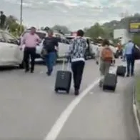 Bloqueos en La Calera y aeropuerto de Bucaramanga por alza del impuesto predial: manifestantes denuncian aumentos de hasta 300% 