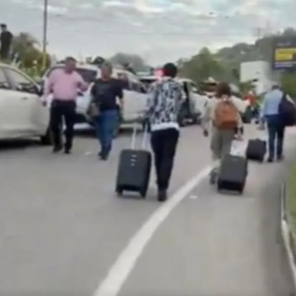 Bloqueos en La Calera y aeropuerto de Bucaramanga por alza del impuesto predial: manifestantes denuncian aumentos de hasta 300% 
