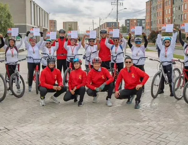 A rodar de forma segura: 15 mujeres de la localidad de Bosa se graduaron del programa Escuela de la Bici de Bogotá 