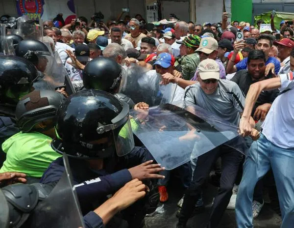 Venezuela: la Policía dispersa con gases a manifestantes que exigen aumento salarial