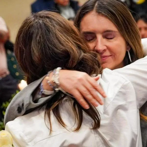 Paloma Valencia, abrazando a María Claudia Tarazona 