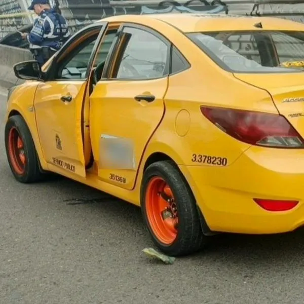 En este taxi iba el hombre que falleció en la avenida Ciudad de Cali, en Bogotá. Al parecer, habría sufrido un infarto