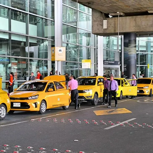Taxistas levantan bloqueo en aeropuerto El Dorado, luego de acuerdo en Bogotá