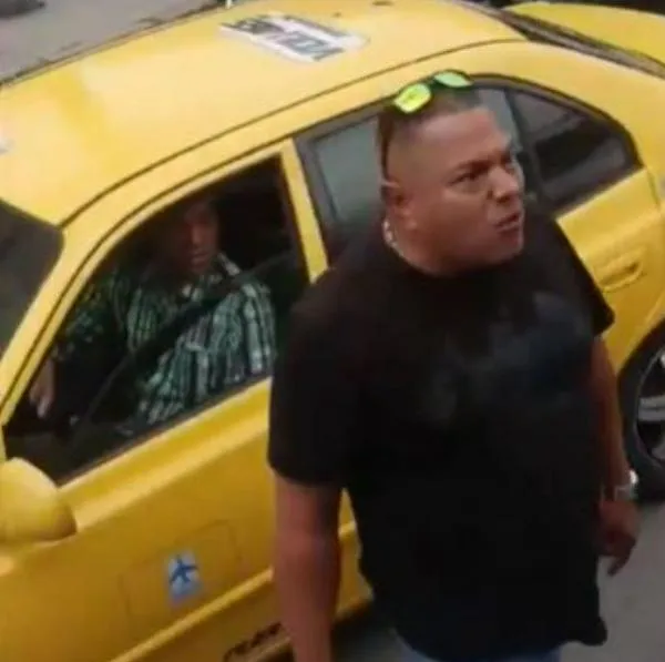 Momento en el que un hombre ataca un bus del SITP porque no lo dejó meterse en contravía