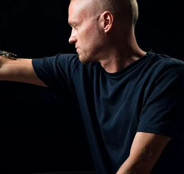 Este hombre se dejó morder más de 200 veces por serpientes para ayudar a crear un antiveneno