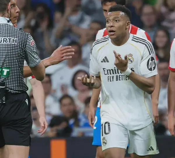Kylian Mbappé se reveló; amonestado, tras molestarse con el árbitro y discutir con rival