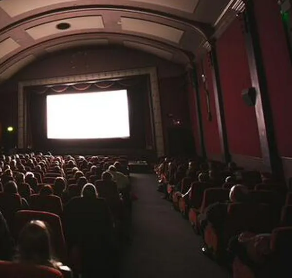 Estudio revela que la generación Z y los millennials estarían “salvando” las salas de cine