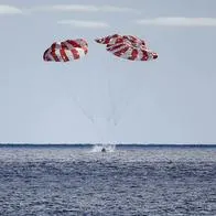 Momento de la llegada de la nave de la misión Artemis II al océano Pacífico