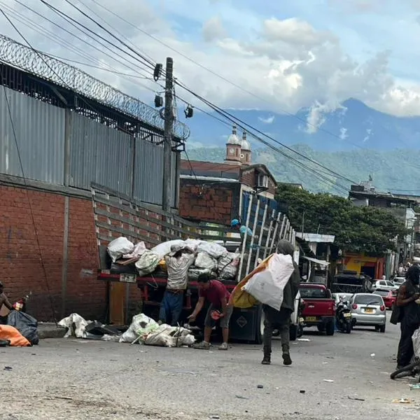 Ocupación de andenes; riesgos para peatones en el centro de Armenia