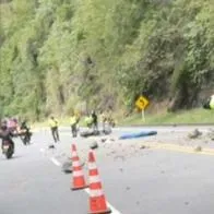 Mueren motociclista y acompañante en vía Medellín–Manizales por caída de rocas