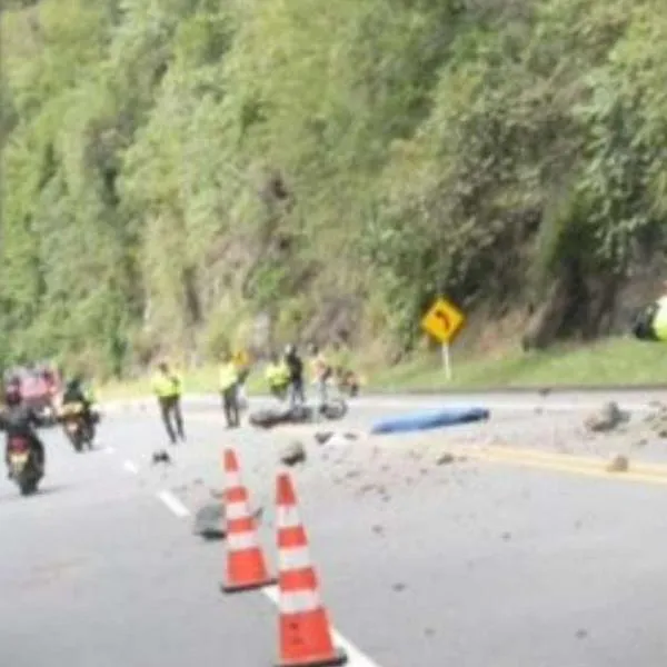 Mueren motociclista y acompañante en vía Medellín–Manizales por caída de rocas