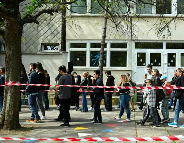 Hungría: al mediodía récord de participación en las elecciones que amenazan el poder de Orbán