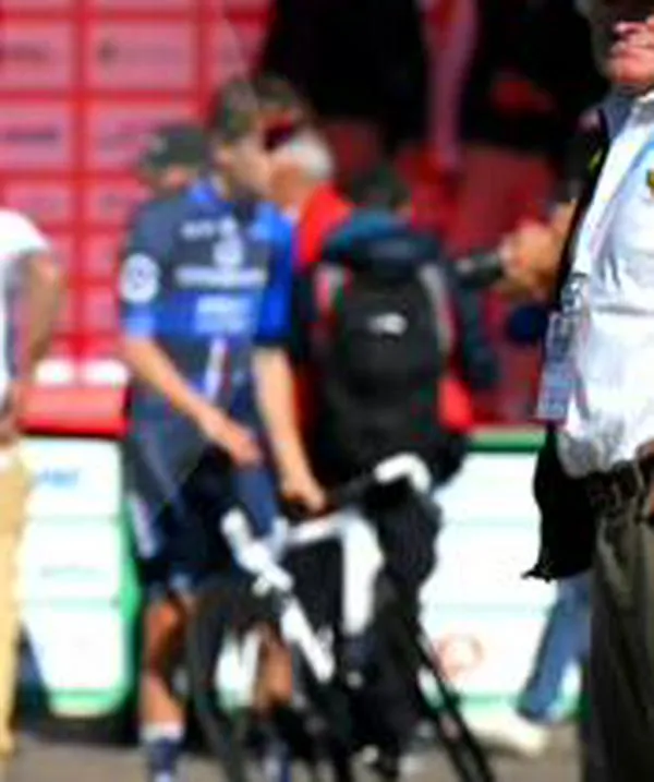 Egan Bernal ya tiene pasaporte y podrá viajar a Europa, ¿qué le espera en su calendario?