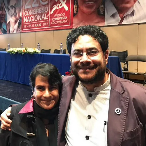 Fotos de Iván Cepeda en evento que tenía imagen de Tirofijo: así fueron