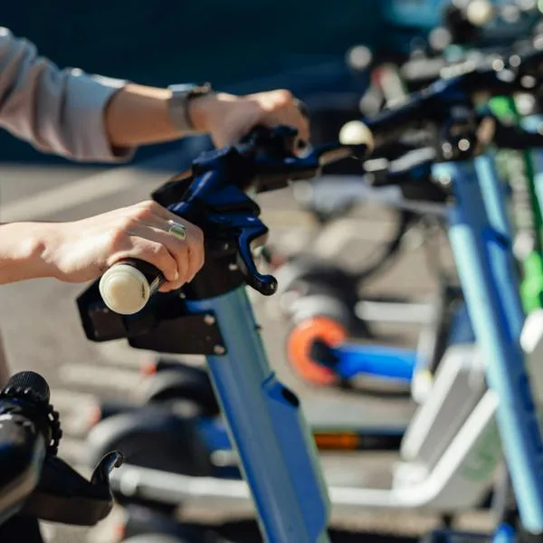 Patinetas eléctricas en Bogotá: normas, multas y requisitos en 2026