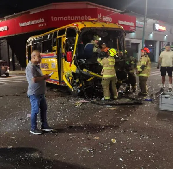 Choque de dos buses de servicio público deja 10 heridos en Medellín: cómo fue