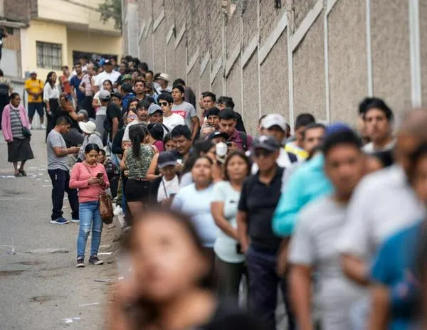 Perú se encamina a segunda vuelta presidencial, con Fujimori encabezando resultados preliminares