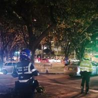 Más de 400 conductores invadieron la Carrera Quinta en Bogotá durante un evento ilegal. La Secretaría de Movilidad denunció agresiones contra agentes. 