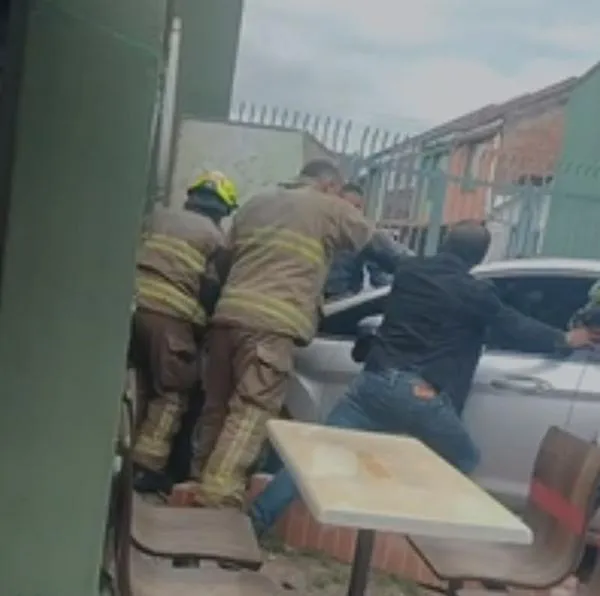 Accidente en Bogotá: mujer que aprendía a manejar se estrelló contra 2 locales