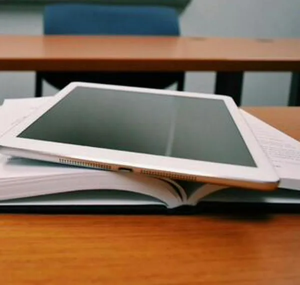 ¿Quiere estudiar inglés? Esta universidad, entre las 100 mejores del mundo, ofrece becas