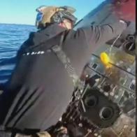 Momento en el que integrantes del Artemis II salen de la capsula, en el Pacífico