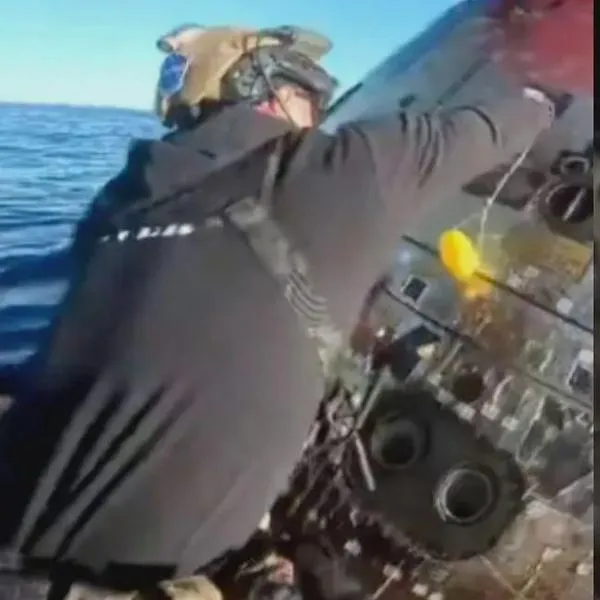 Momento en el que integrantes del Artemis II salen de la capsula, en el Pacífico