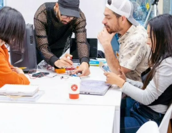 Participa en laboratorio de co-creación en torno a la arcilla en el CEFE Chapinero 