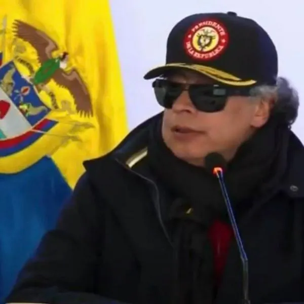 Gustavo Petro sorprendió en Consejo de Ministros usando gafas negras y recomendando la frecuencia 852 hertz para conectar con el universo.