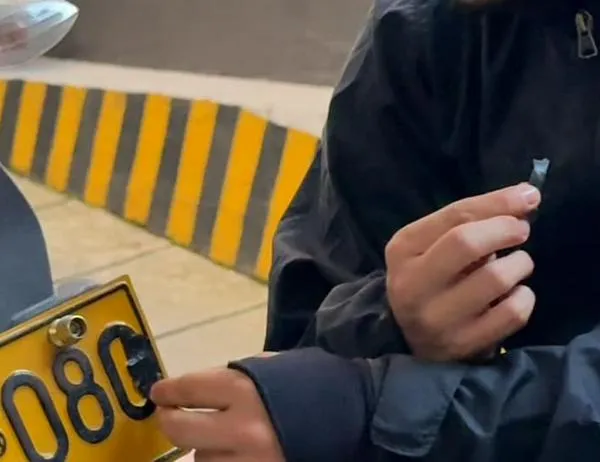 ¡Tenga cuidado! Así operan las motos sin placa para cometer hurtos en Bogotá 