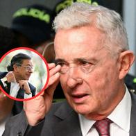 "Chismoso": Uribe le tiró a Petro por viaje a Ecuador, en plena pelea entre gobiernos