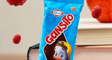 El Gansito de Ramo está en el ojo del huracán tras una denuncia de Noticias Uno. El reporte de '¿Qué tal esto?' evidencia el hacinamiento de gallinas. 
